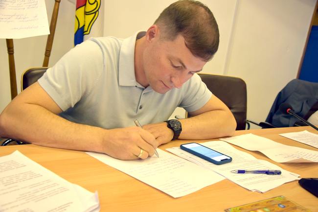 Андрій Карауш, як тільки рада обрала його головою, написав заяву на звільнення з посади директора Рівнеоблводоканалу